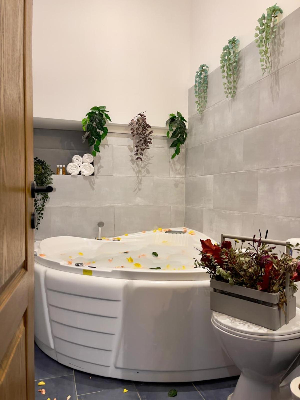 Old Town Jacuzzi Studio Bucharest Exterior photo
